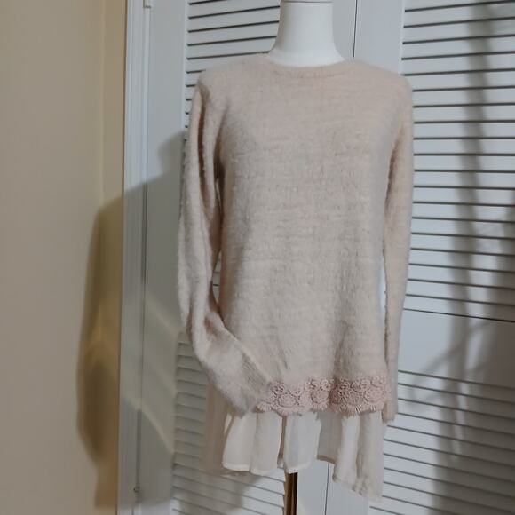 Altar’d State Med Blush Crochet Lace Hem w/ Blouse Underlay long-Sleeved Sweater - Picture 5 of 14